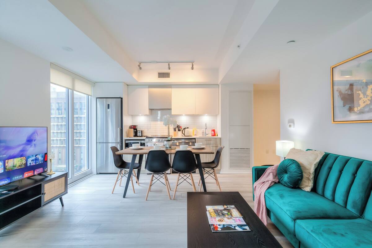 Un apartamento moderno con comedor, cocina y sala de estar.