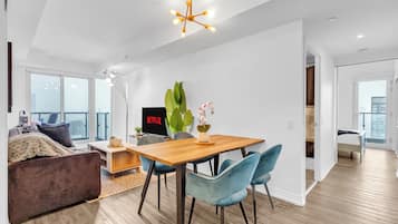 Suite Supérieure, 3 chambres, 2 salles de bains, vue ville | Restauration dans la chambre