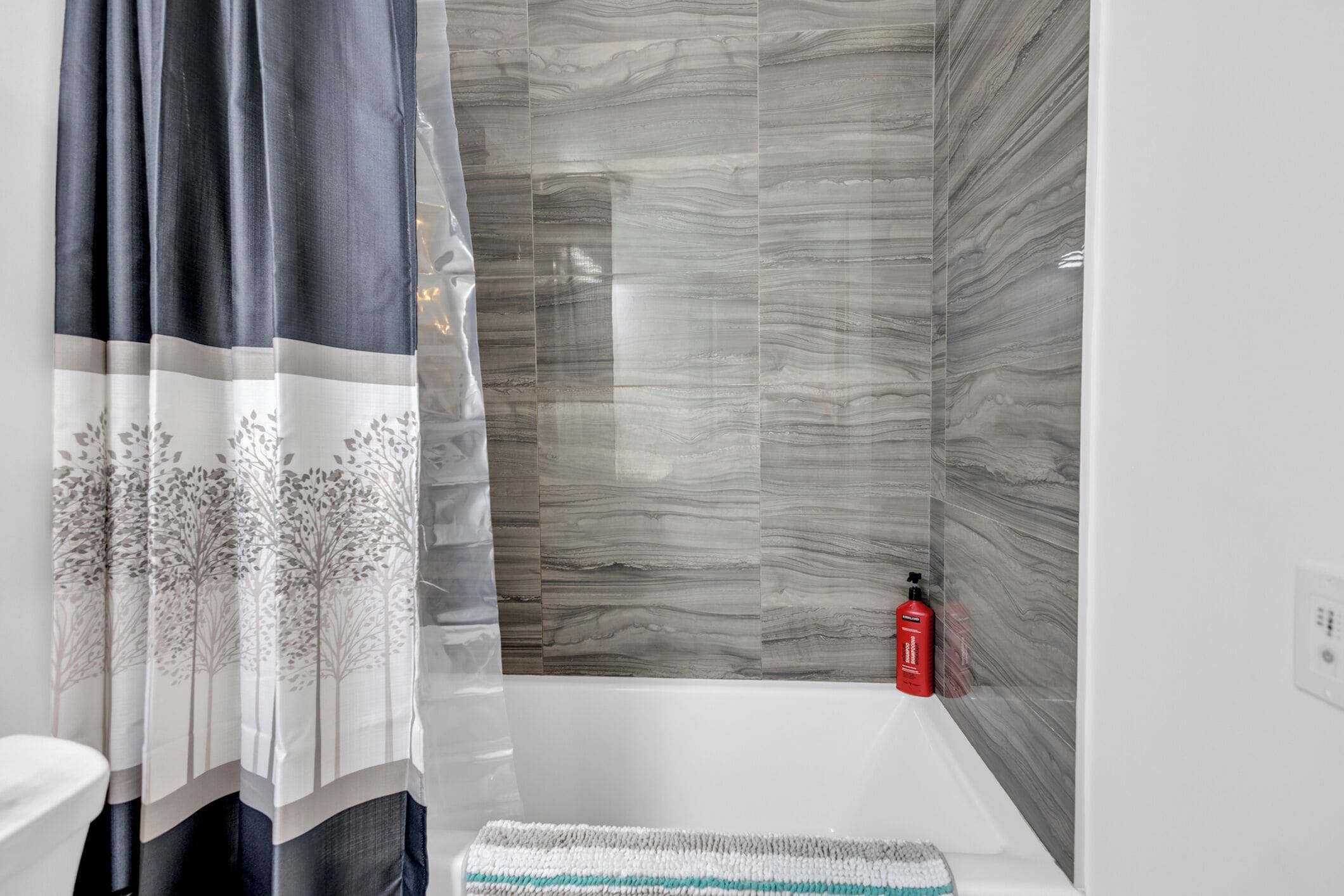 Classic Studio Suite, 1 Queen Bed with Sofa bed, Non Smoking, Private Bathroom | Bathroom | Free toiletries, hair dryer, towels, soap