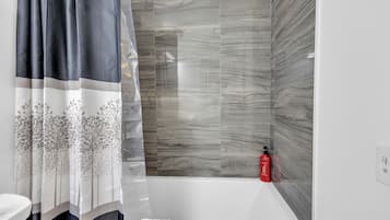 Classic Studio Suite, 1 Queen Bed with Sofa bed, Non Smoking, Private Bathroom | Bathroom
