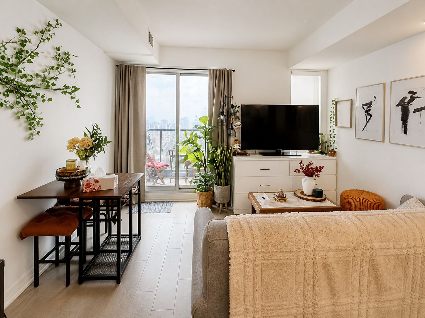 Suite junior, 1 cama Queen size, para no fumadores, baño privado | Área de sala de estar | Televisión de pantalla plana de 50 pulgadas con canales digitales 