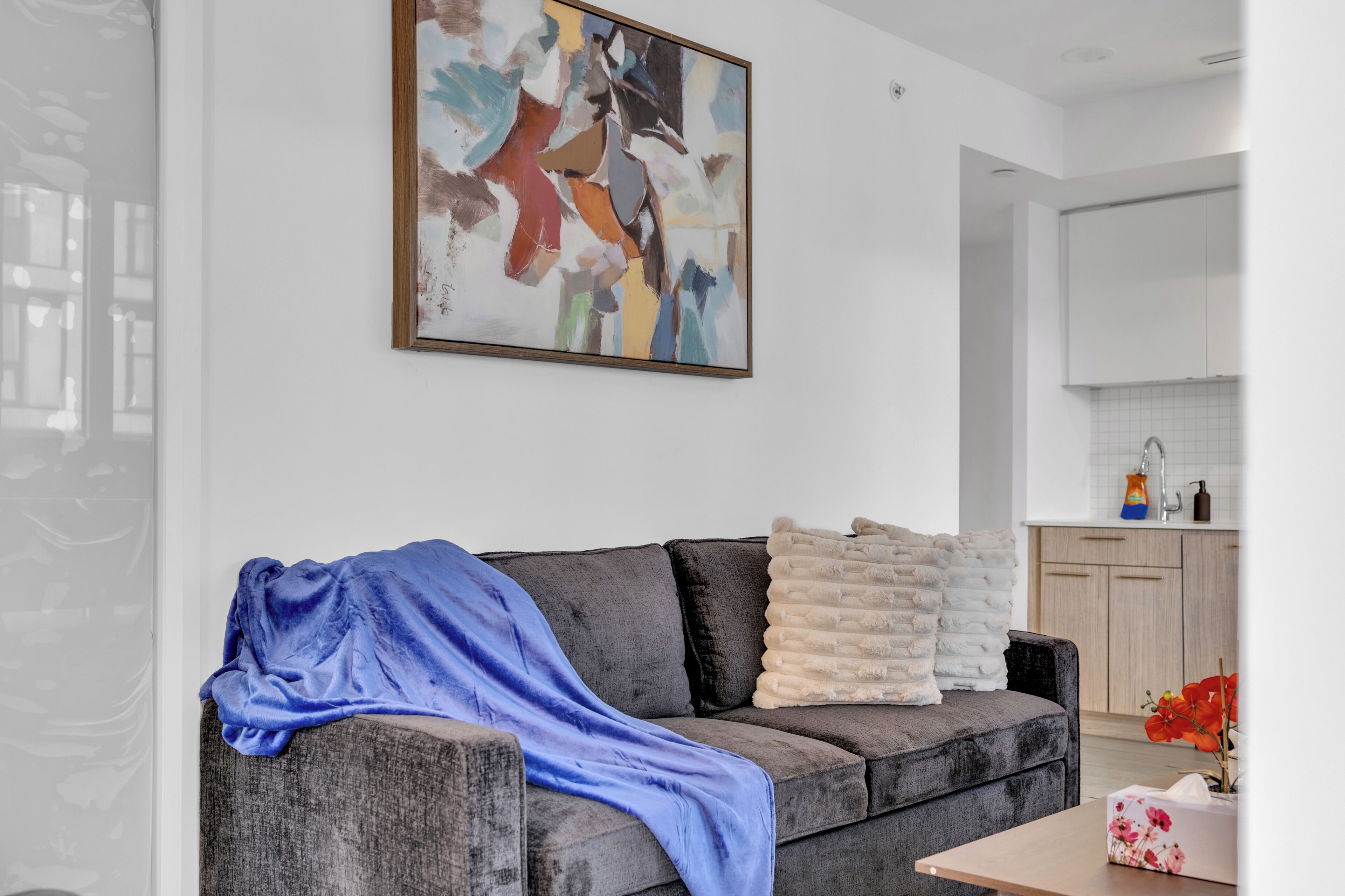 Suite – premium, 3 soverom, privat bad, byutsikt | Oppholdsområde | En 50-tommers Flatskjerm-TV med digitale kanaler