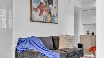 Suite – premium, 3 soverom, privat bad, byutsikt | Oppholdsområde | En 50-tommers Flatskjerm-TV med digitale kanaler
