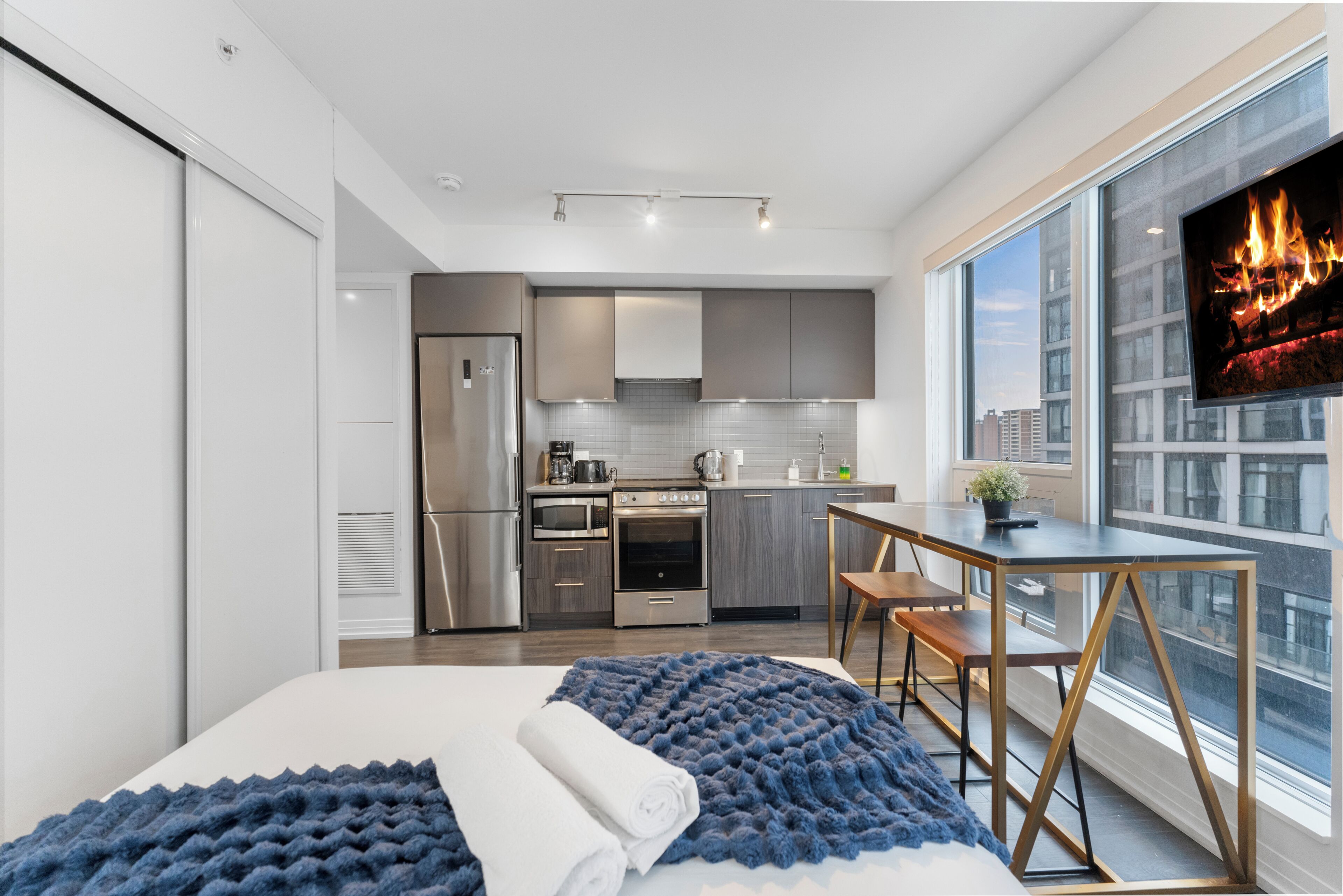 Basic Studio Suite, 1 Queen Bed, Non Smoking, Private Bathroom | Living area | 50-inch flat-screen TV with digital channels