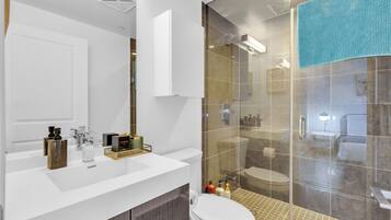 Superior Suite, 3 Bedrooms, 2 Bathrooms, City View | Bathroom