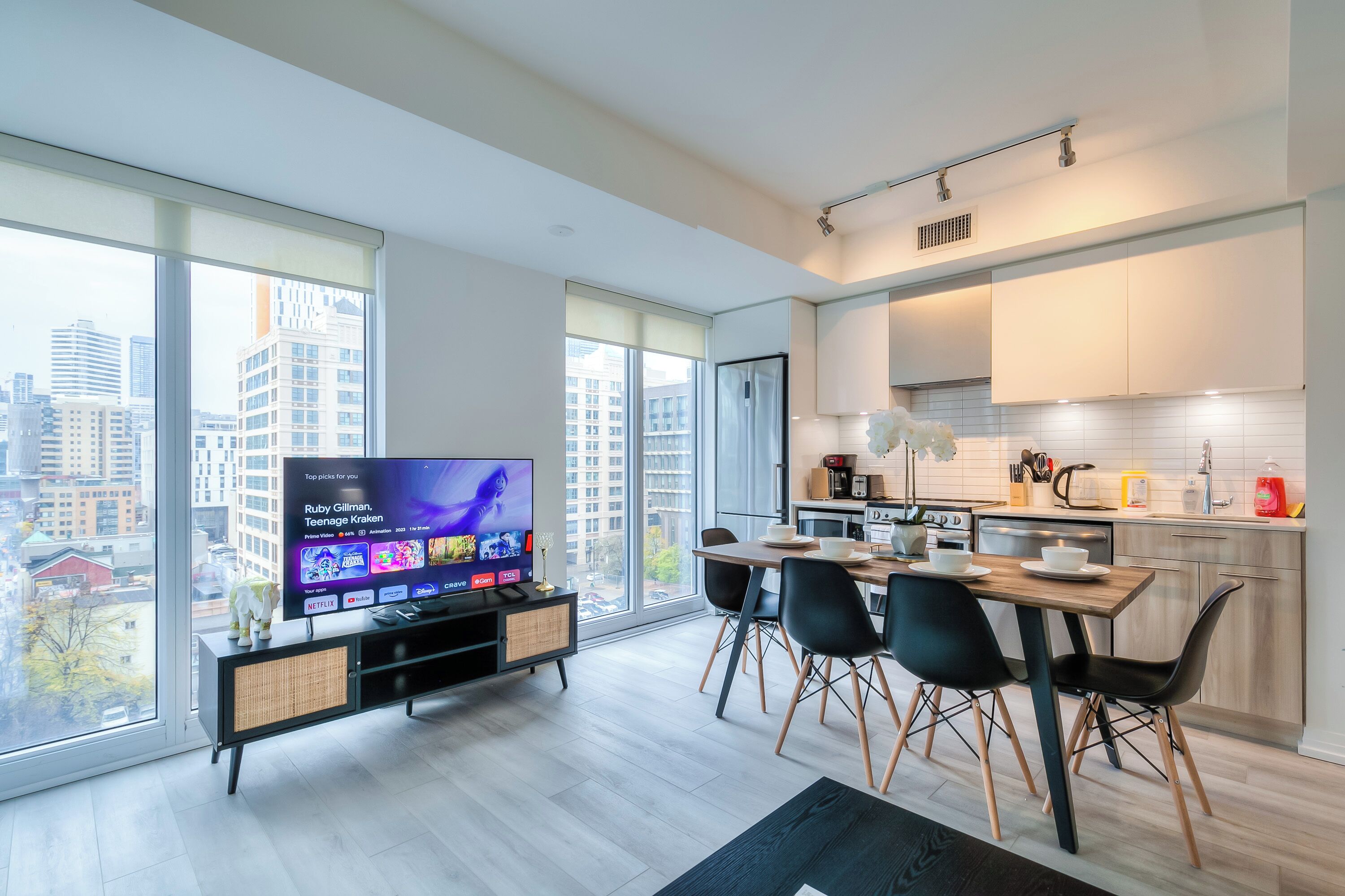 Suite de lujo, 1 habitación, para no fumadores | Área de sala de estar | Televisión de pantalla plana de 50 pulgadas con canales digitales 