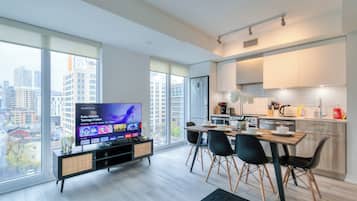 Suite de lujo, 1 habitación, para no fumadores | Área de sala de estar | Televisión de pantalla plana de 50 pulgadas con canales digitales