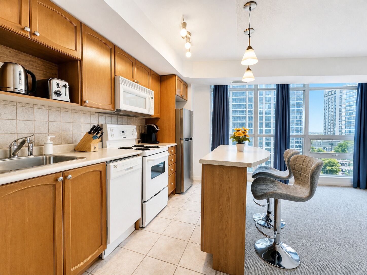 Club Studio Suite, 1 Queen Bed, Non Smoking, Private Bathroom | Private kitchen | Fridge, microwave, oven, stovetop