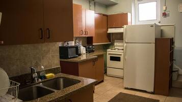 Classic Room | Private kitchen | Fridge, microwave, oven, stovetop