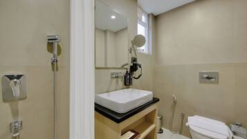 Shower, rainfall showerhead, free toiletries, hair dryer (on request)