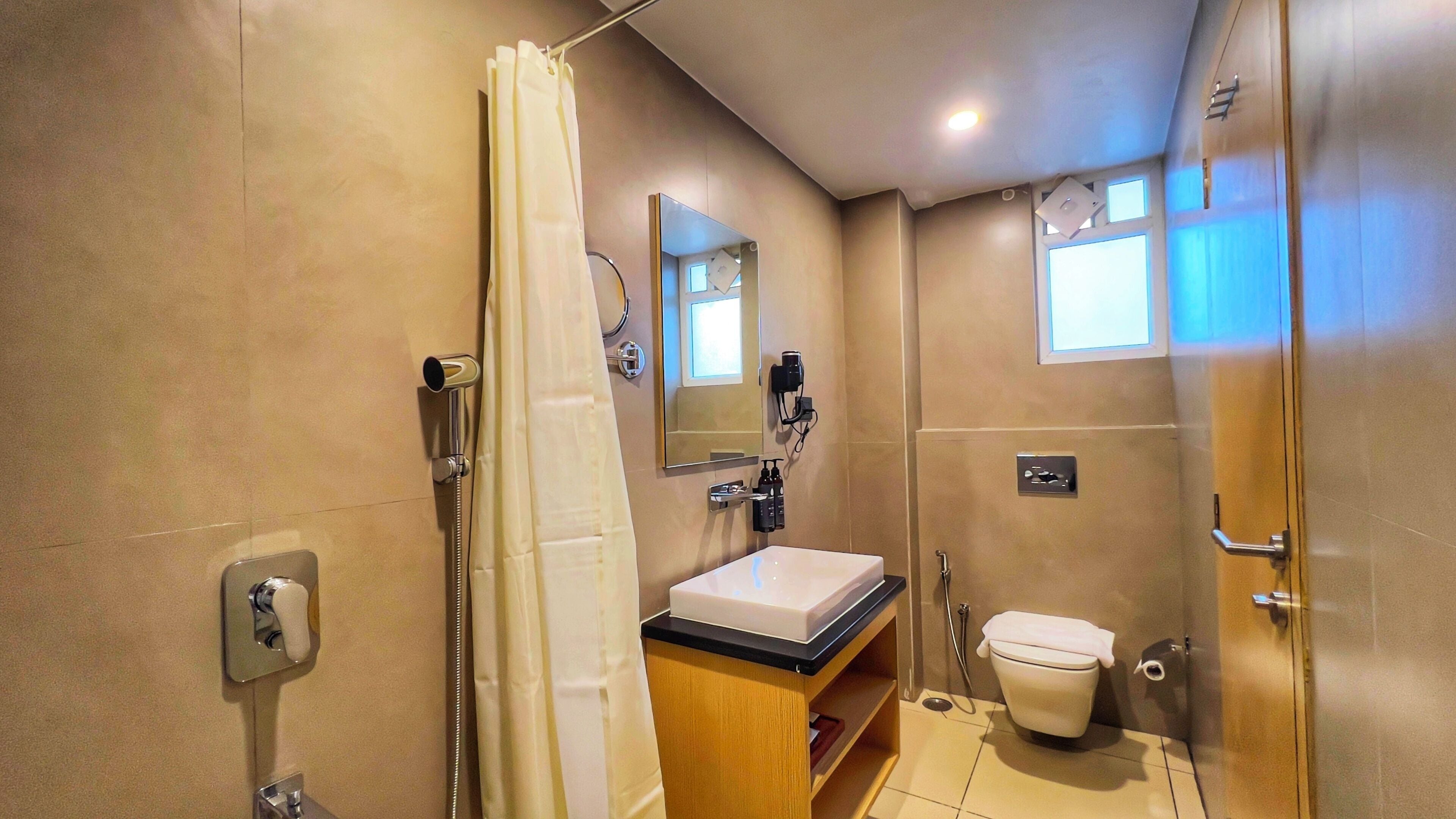 Deluxe Double or Twin Room | Bathroom