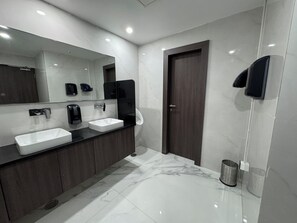 Shower, rainfall showerhead, free toiletries, hair dryer - Vaishnavi Beacon Hotel Patna (Patna)