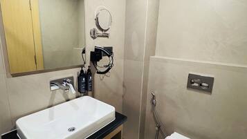 Chambre Supérieure Double ou avec lits jumeaux | Salle de bain | Douche, douche à « effet pluie », articles de toilette gratuits