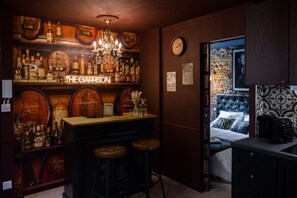 Bar (on property) - Le Peaky Blinders, Bain et Cocktails historic center (Bergerac)