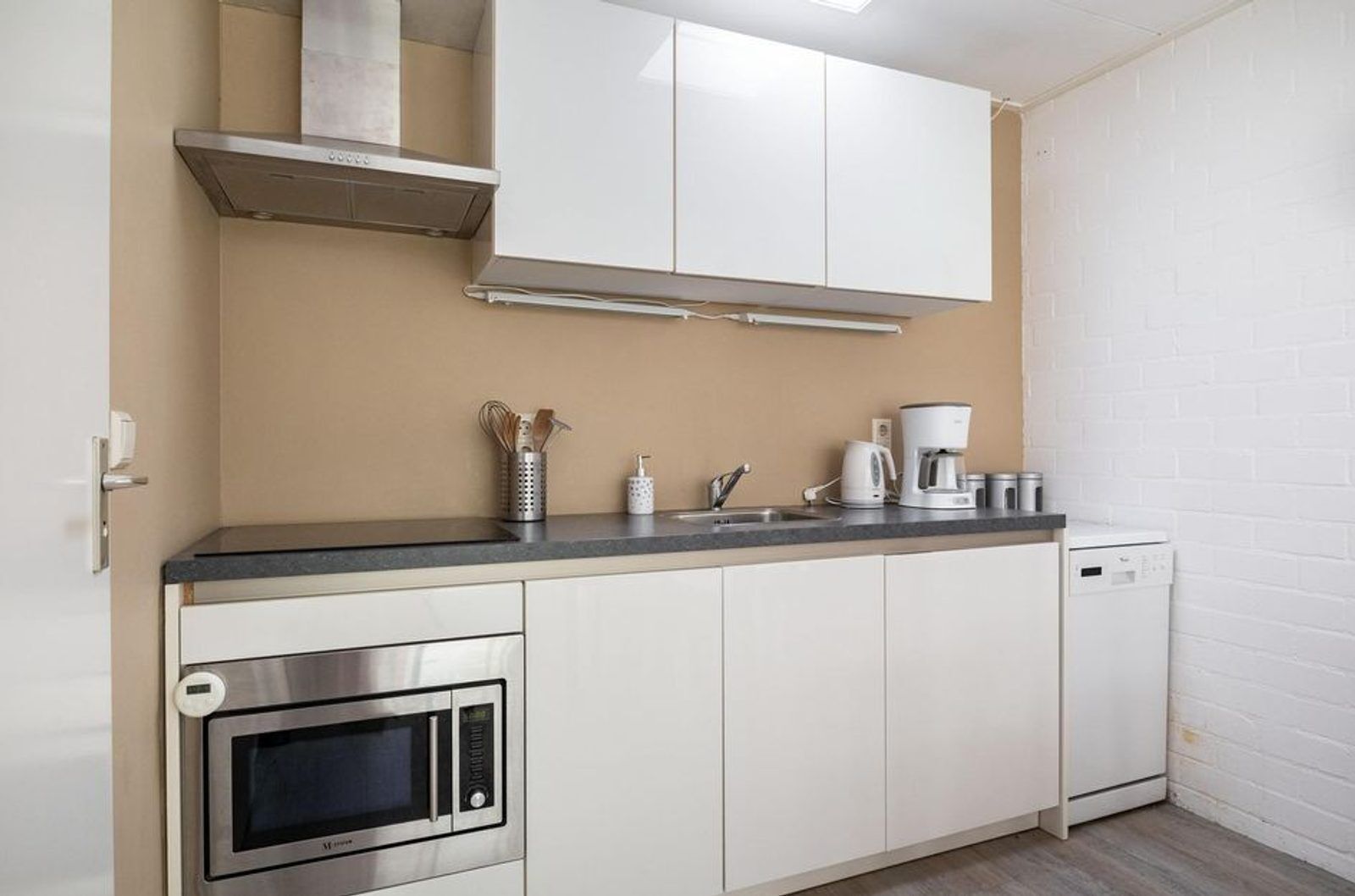 Kühlschrank, Mikrowelle, Ofen, Geschirrspüler