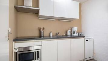 Kühlschrank, Mikrowelle, Ofen, Geschirrspüler
