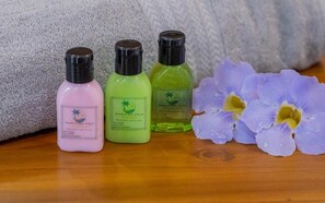 Deluxe-Doppelzimmer, Gartenblick | Badezimmerausstattung