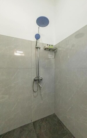 Deluxe Double Room, Garden View | Bathroom | Free toiletries, towels, soap, shampoo - Sand & Sea Villa  (Negombo)