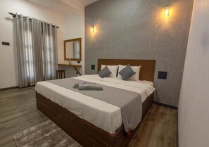 Deluxe Double Room, Garden View | Desk, laptop workspace, free WiFi - Sand & Sea Villa  (Negombo)
