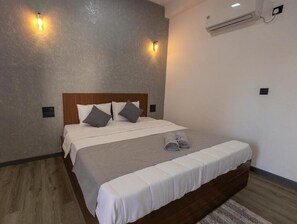 Desk, laptop workspace, free WiFi - Sand & Sea Villa  (Negombo)