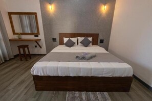 Desk, laptop workspace, free WiFi - Sand & Sea Villa  (Negombo)