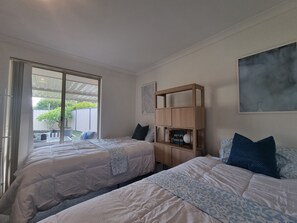 Room - Scenic Ocean View and Sunset- Walk To Falcon Beach (Falcon)