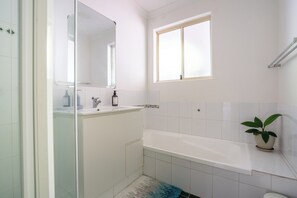 Haartrockner, Handtücher, Seife, Toilettenpapier