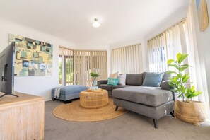 Living area - Scenic Ocean View and Sunset- Walk To Falcon Beach (Falcon)