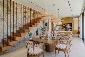 Villa panorámica, 2 habitaciones, balcón, vistas al mar | Zona de estar | Una televisión