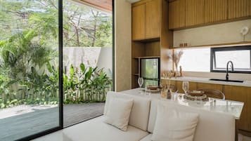 Executive Villa, 1 Bedroom, Balcony, Pool View | Bahagian dalam