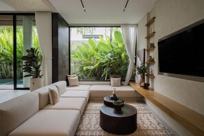 Villa superior, 2 habitaciones, balcón, vistas al patio | Zona de estar | Una televisión