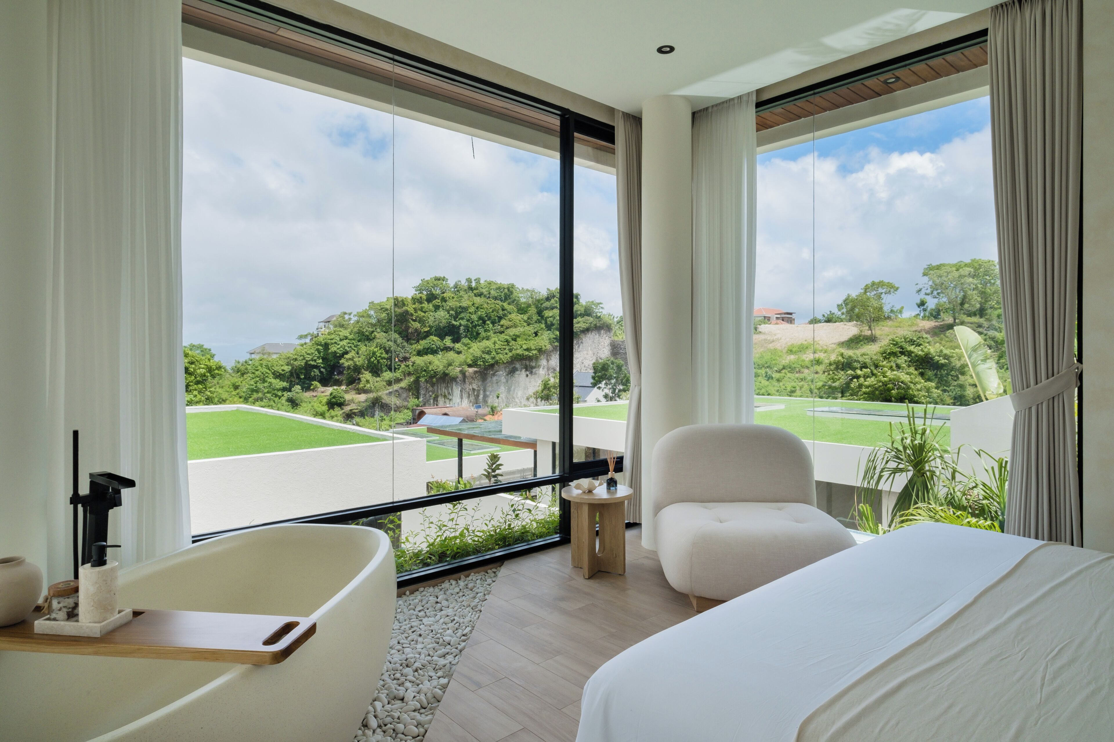 Villa ejecutiva, 2 habitaciones, balcón, vista parcial al mar | Caja de seguridad en la habitación, escritorio y insonorización 