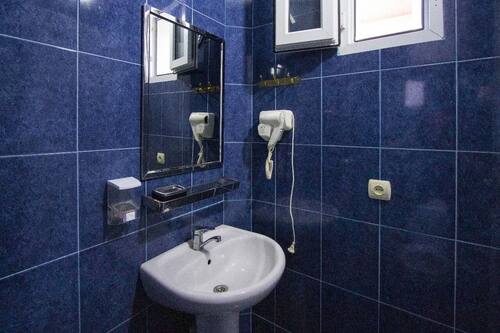 Comfort vierpersoonskamer, balkon, uitzicht op de stad | Badkamer | Een douche, gratis toiletartikelen, een haardroger, handdoeken