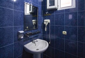 Ducha, artículos de tocador gratuitos, secador de pelo, toallas