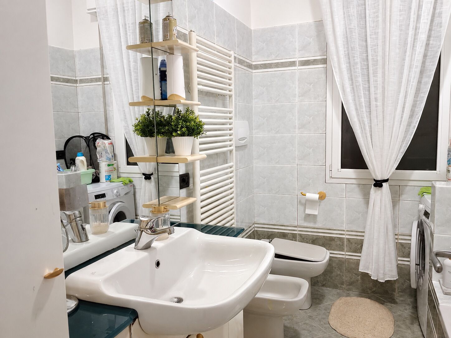 Haartrockner, Handtücher, Seife, Toilettenpapier