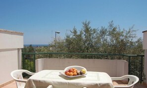 Outdoor dining - La Terrazza degli Ulivi -4-seater apartment with sea view terrace (Santa Cesarea Terme)