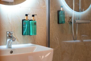 Een haardroger, handdoeken, toiletpapier
