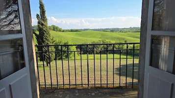 Vierpersoonskamer, balkon, uitzicht op heuvels | Interieur