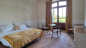 Chambre Quadruple, balcon, vue colline