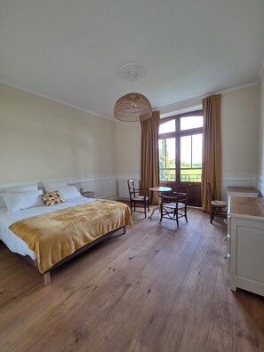 Quarto quádruplo, sacada, vista para a colina