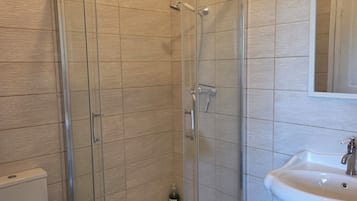 Chambre Quadruple, balcon, vue colline | Salle de bain