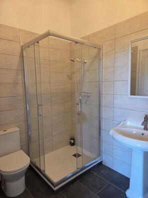 Quarto quádruplo, sacada, vista para a colina | Banheiro