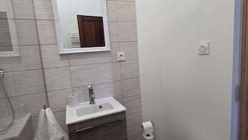 Driepersoonskamer, niet-roken, uitzicht op heuvels | Badkamer