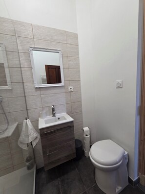 Quarto triplo, para não fumantes, vista para a colina | Banheiro