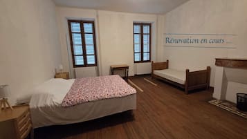 Driepersoonskamer, uitzicht op heuvels