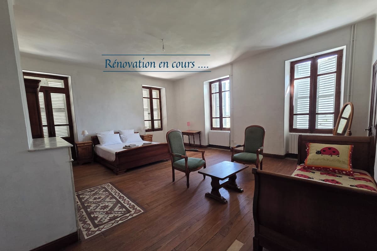 Quarto triplo, para não fumantes, vista para a colina