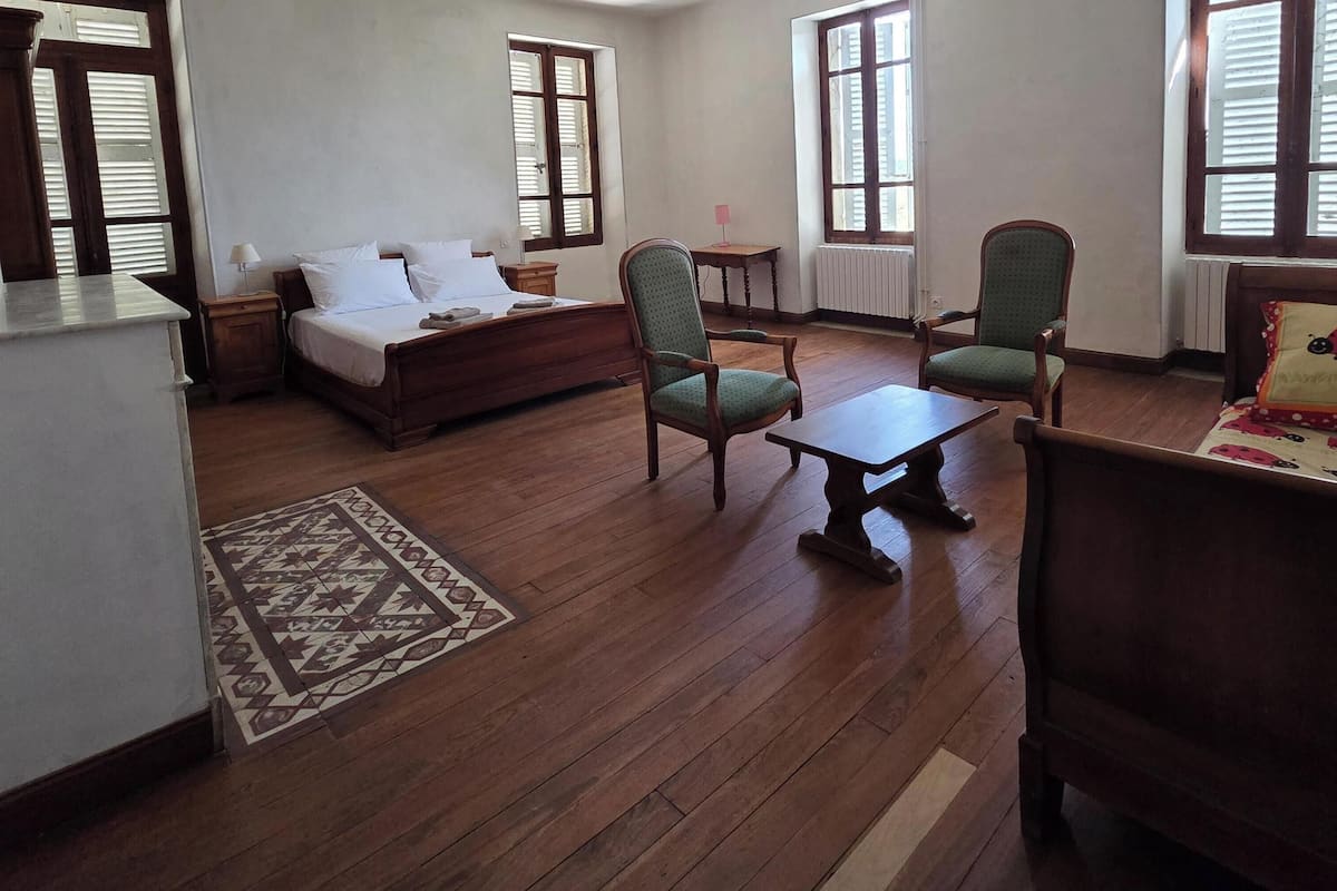 Chambre triple, non-fumeur, vue sur la colline