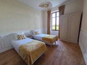 Quarto quádruplo, sacada, vista para a colina