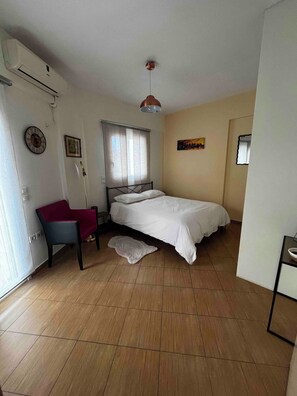 1 bedroom, iron/ironing board, WiFi, bed sheets - Bright & Elegant Apartment - Comfort & Style in Piraeus (Pireas)