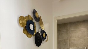 A modern bathroom with a washing machine, a towel rack, and decorative wall art. - House for rent Audierne (Audierne)